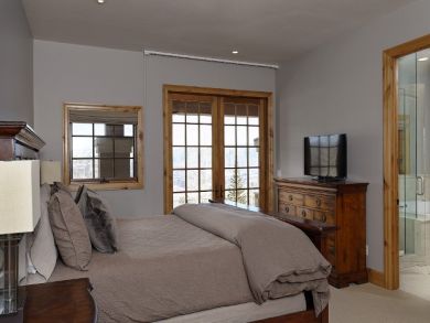 A luxury Ski Retreat with Five Bedrooms and a Great Interior